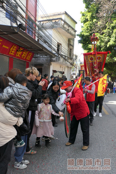 村民親自上手體驗敲響金鑼。3.jpg