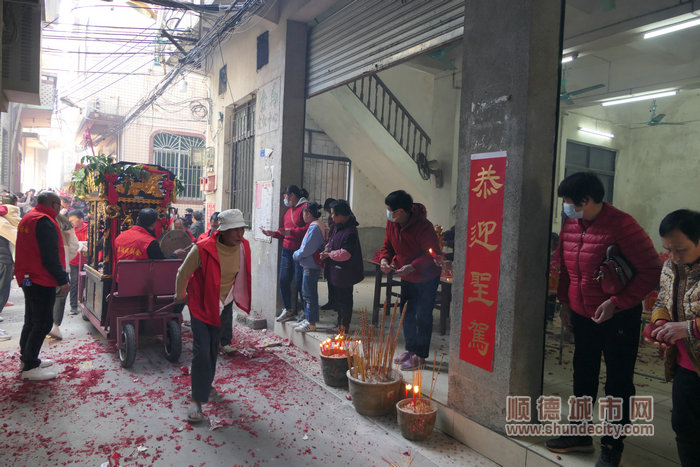 村民們早早準備好“派利是”。.jpg