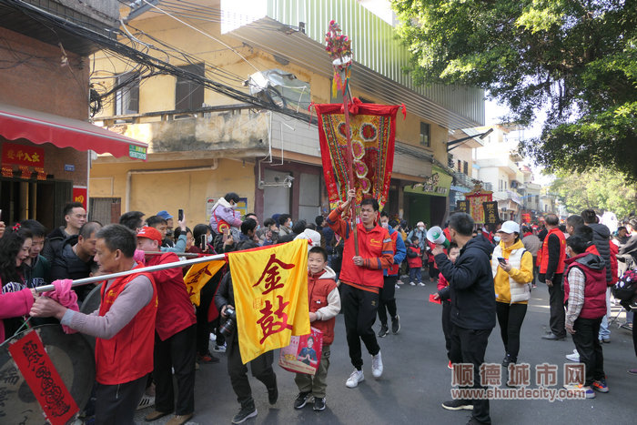 村民們夾道歡迎“康公真君”。.jpg
