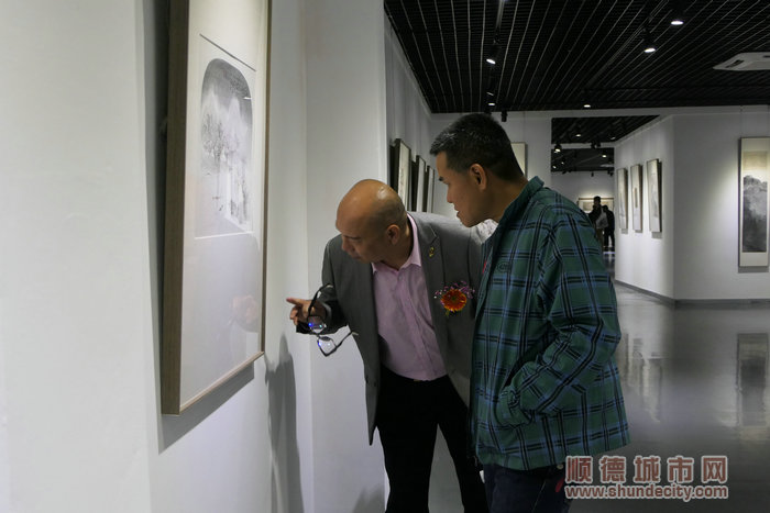 受邀嘉賓參觀展覽。.jpg