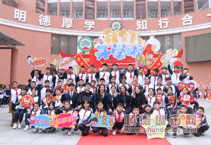 西山小學(xué)高新區(qū)學(xué)校班級大合照_副本.jpg