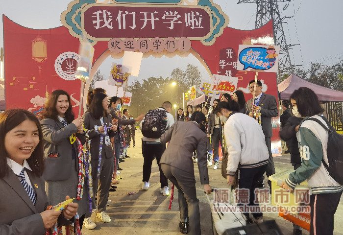 杏壇實驗中學(xué)全體老師在學(xué)校門口迎接學(xué)生回校，幫忙搬行李_副本.jpg