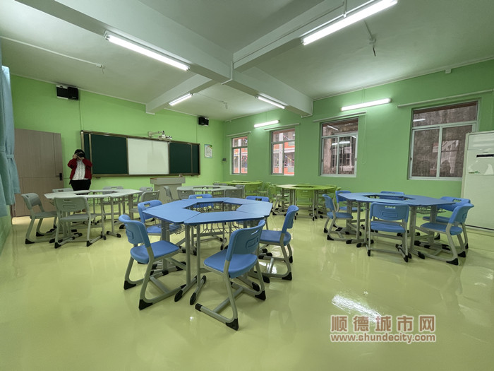 低年級(jí)教室更換環(huán)保型材料課桌（后）_副本.jpg