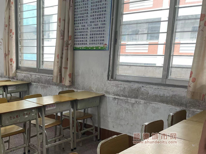 低年級(jí)教室更換環(huán)保型材料課桌（前） _副本.jpg