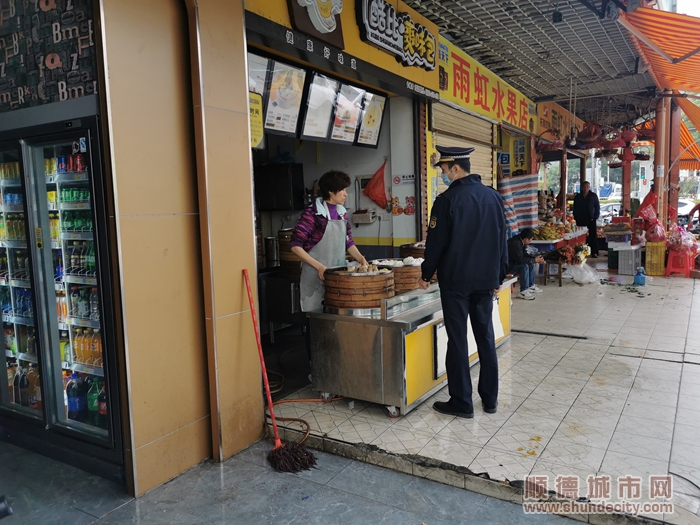 2月1日，在古樓市場周邊處理商鋪占道經營.jpg
