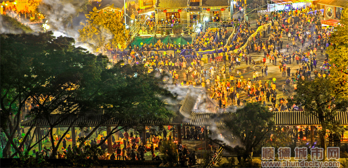 4.3  “滿山風(fēng)車轉(zhuǎn)，滿廟祈福聲”容桂白蓮公園人山人海，一年一度的民俗盛世觀音開(kāi)庫(kù)吸引著各地善信紛紛來(lái)至“借錢”，祈求當(dāng)年財(cái)運(yùn)亨通。【攝影：劉海丹（丹丹蛋）】(1).jpg
