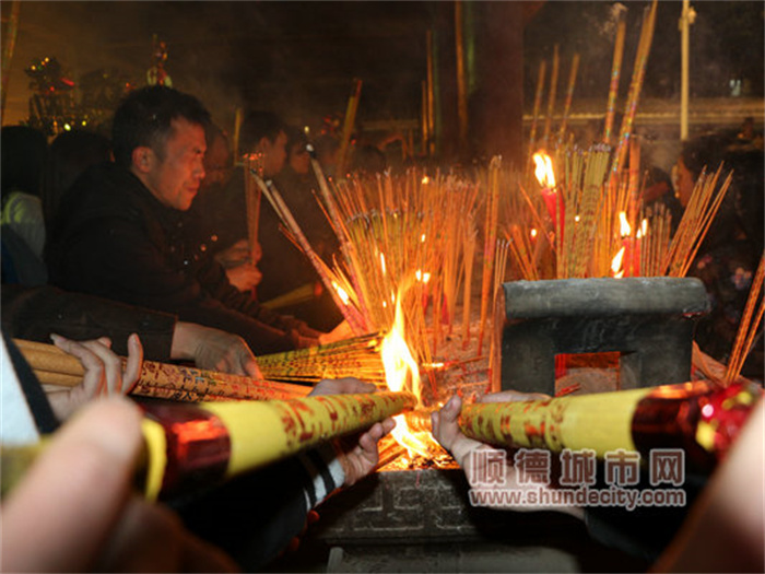 3燒大香，市民一起祈福行善(1).jpg