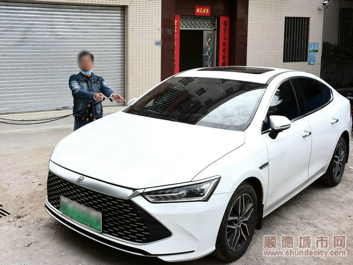 男子耍酒瘋打砸車輛 順德公安：刑事拘留2_1.jpg