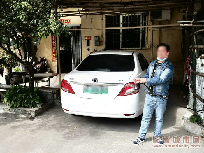 男子耍酒瘋打砸車輛 順德公安：刑事拘留1_1.jpg