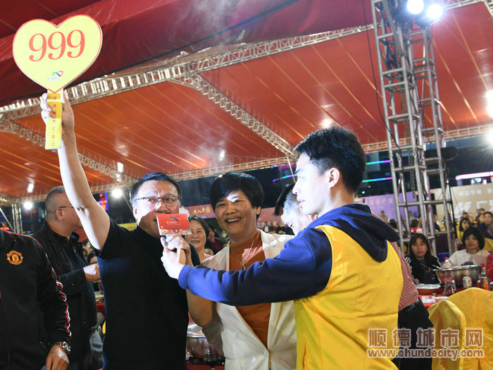 企業(yè)競(jìng)投，慈善氛圍熱烈。.jpg