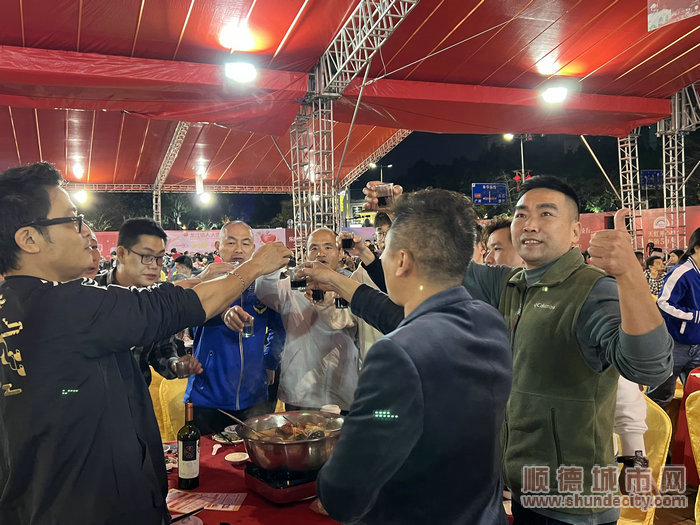 親朋好友團(tuán)聚，新年奮發(fā)有為。.jpg