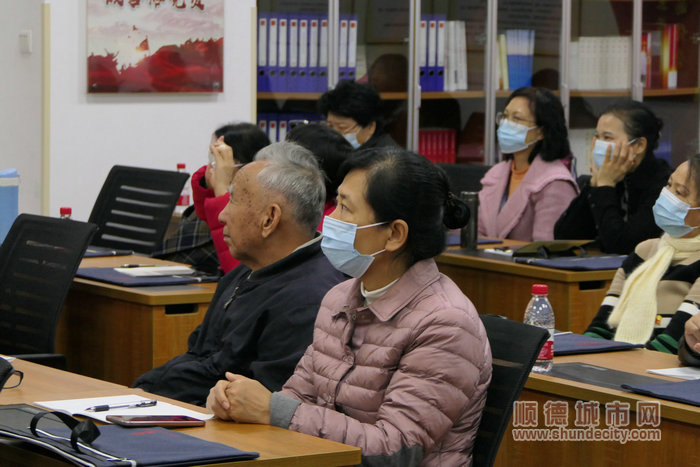 學員們在認真聽課。.jpg