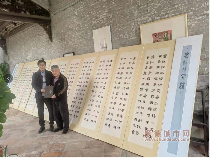 周志鋒向碧江居委會(huì)捐贈(zèng)《碧江廿四詠》.png