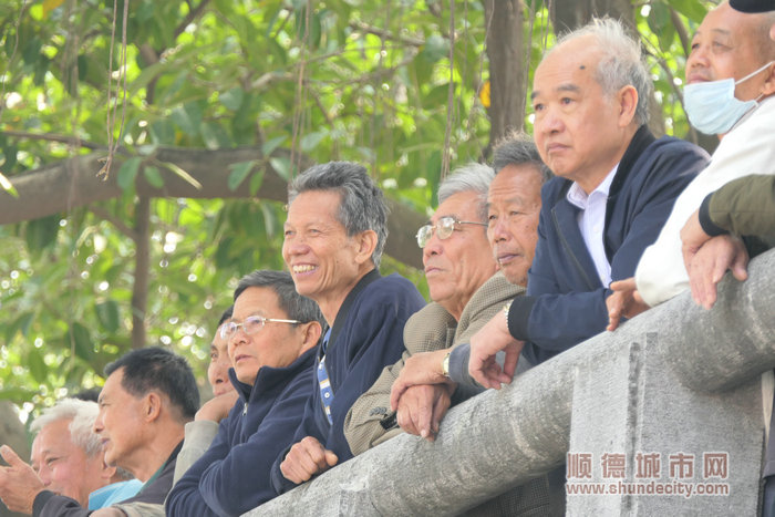 市民群眾圍繞河涌兩岸觀看比賽。.jpg