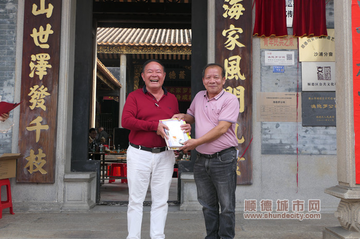廣東粵劇蝦腔藝術研究會向沙浦分會贈送廣東粵劇蝦腔藝術研究會的刊物。_副本.jpg