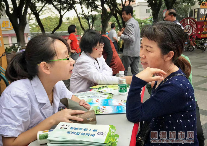 衷銳和同事前往村居，開展義診活動。.jpg