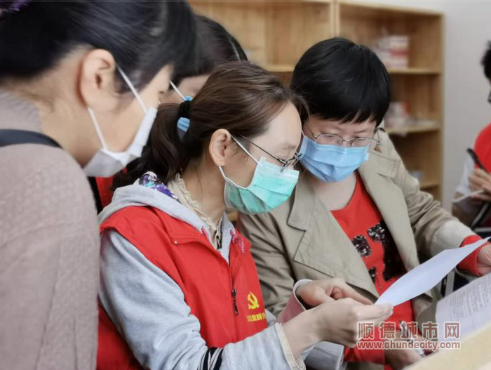 脫下“白大褂”，她穿上為民請命的“正裝”。.png
