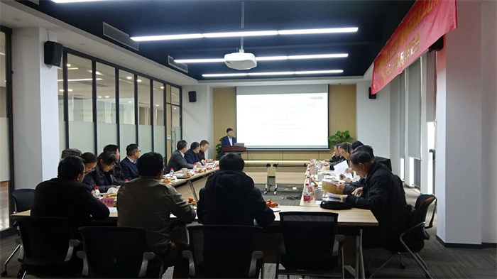 突破關鍵技術！伊之密8500噸超大型注塑機通過專家技術鑒定