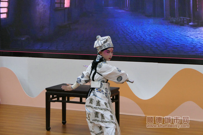 佛山市第五屆少兒粵劇藝術節少兒粵劇折子戲金獎作品《三岔口》正在上演。.jpg
