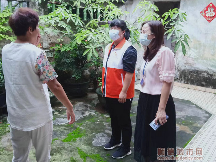 容桂慈善會和社區居委會工作人員多次上門了解情況。.jpg