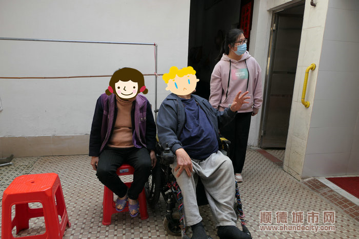 鶴叔與胡姨親切地與工作人員交談。.jpg