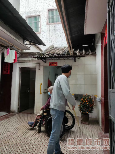 曾經鶴叔家中一下雨地面總是“濕淋淋”。.jpg
