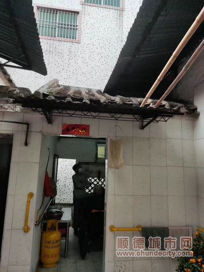 曾經，鶴叔天井走廊區域完全沒有遮蔽，下雨積水嚴重。.jpg