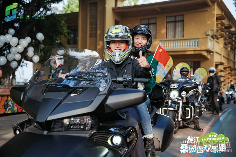 004哈雷摩托車酷酷地來助威。.JPG