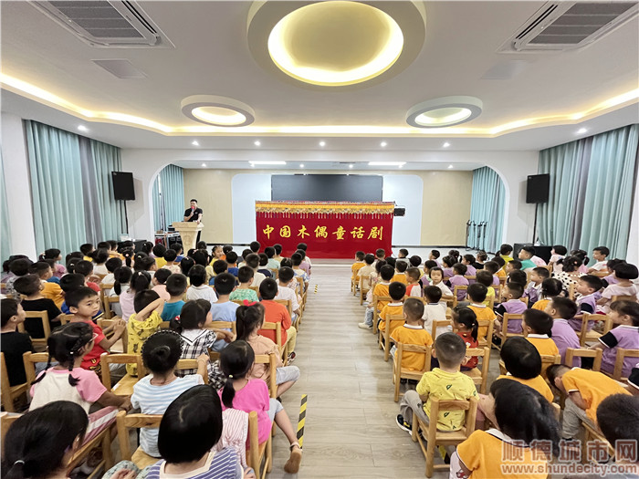 大墩幼兒園的孩子們在禮堂觀看木偶戲。.jpg
