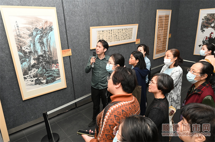 容桂書法研究會會長龐明生為書法愛好者進行作品導賞_副本.jpg