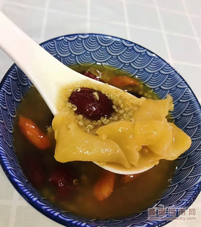滋補養(yǎng)顏，試試這碗花膠燉雞湯