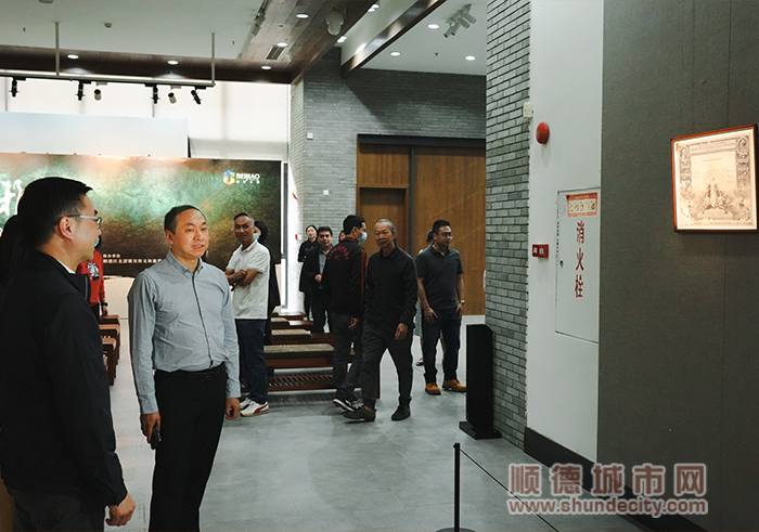 嘉賓參觀畫展.jpg
