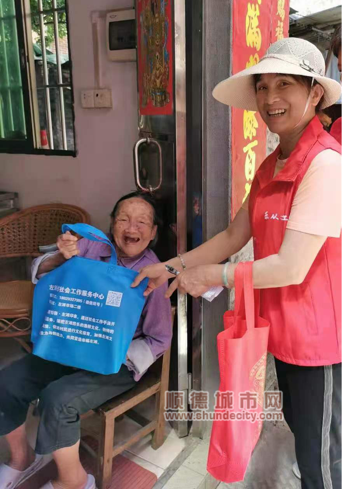 圖5：助老志愿者為社區弱老送去關懷和愛心.png