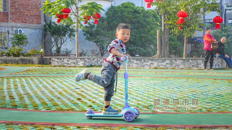 6、傍晚時分，村民帶小孩在公園玩耍_副本.jpg