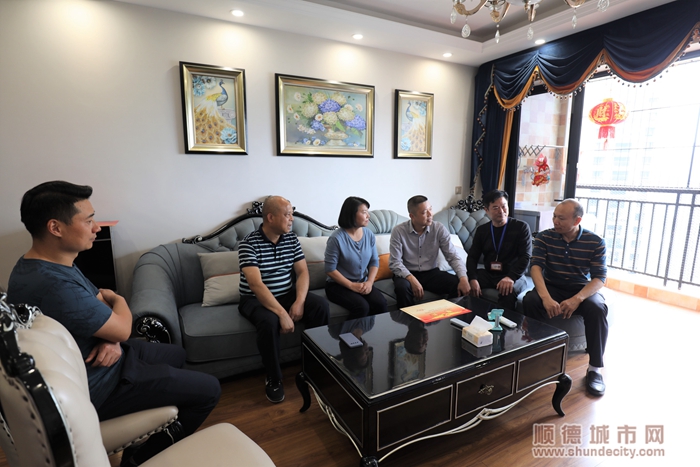 領導在洪載望家中進行家訪.jpg
