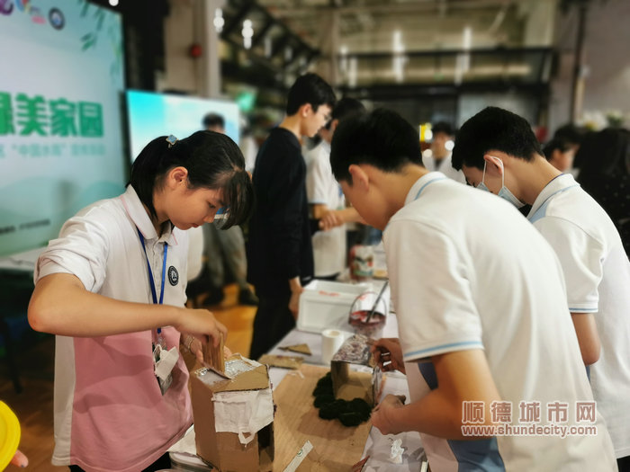 學生利用環保回收材料進行手工創作.jpg