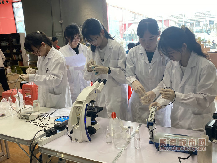 學生進行水樣檢測.jpg