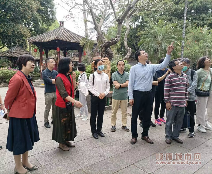 在清暉園，“紅耆”志愿隊為調研組講解景點(1).jpg
