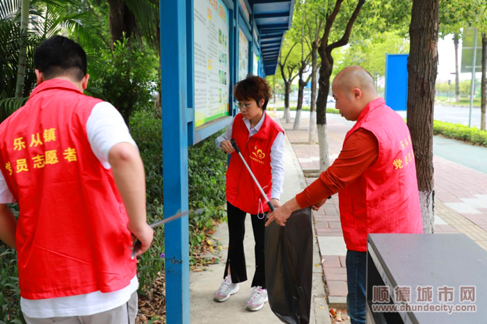 樂從東平社區黨員志愿者對各小區周邊的環境進行清理。.png