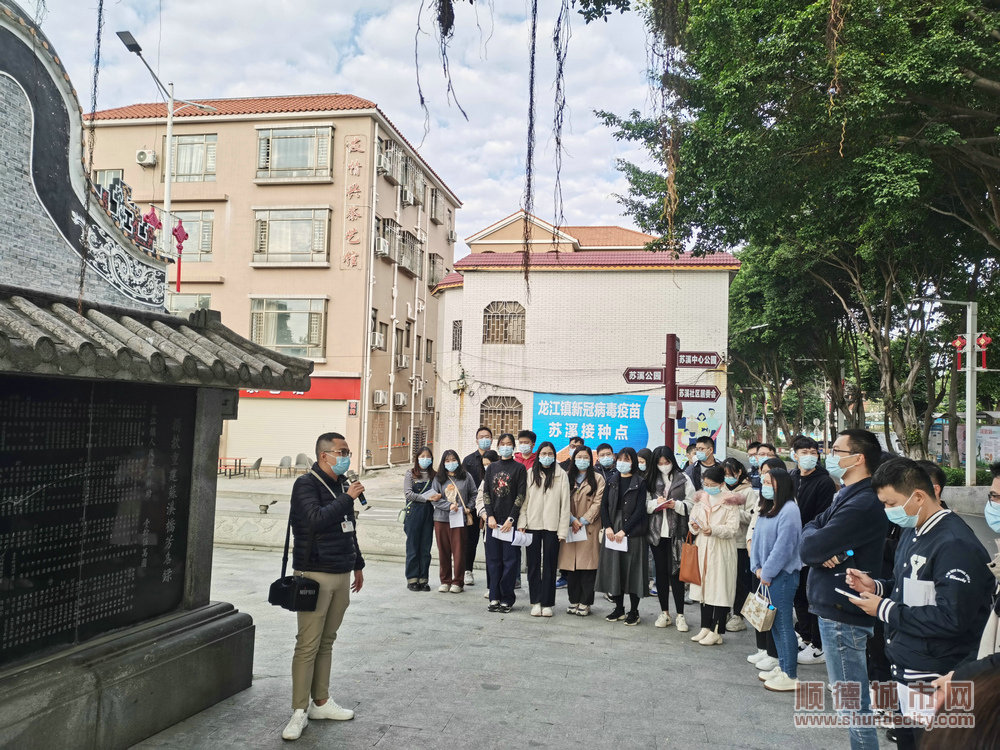 學員們在蘇溪社區(qū)參觀學習.jpg