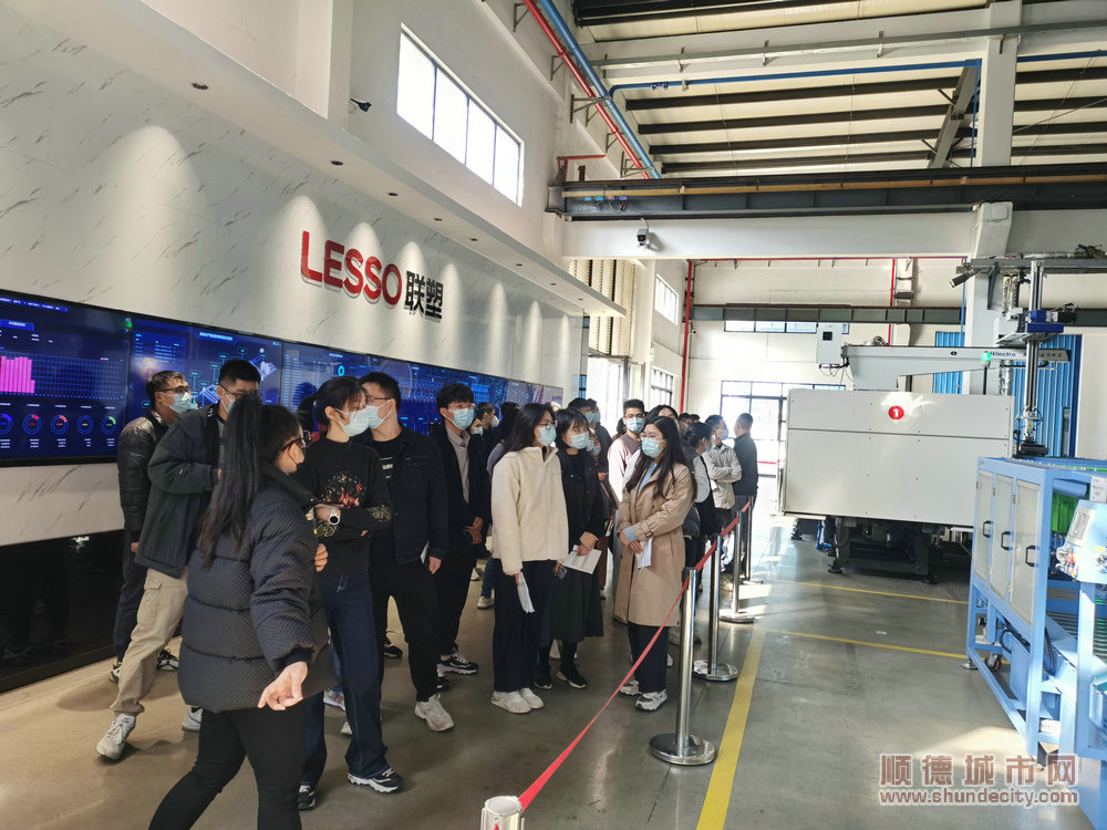 學員們在聯(lián)塑集團生產(chǎn)一線實地調(diào)研.jpg