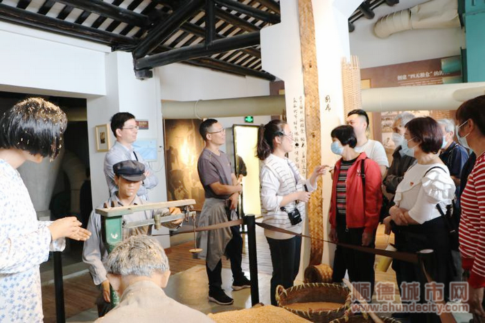 霞石村“大巴黨校”，黨員們參觀糧食博物館.png