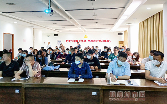 企業代表認真聽取會議報告。.jpg