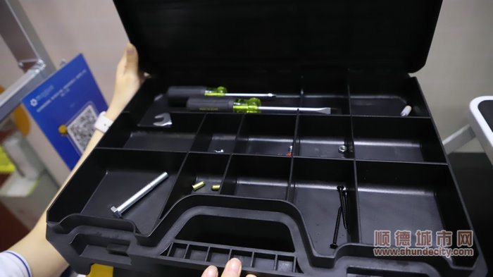工具盒踏凳可以裝各種不同的工具.jpg