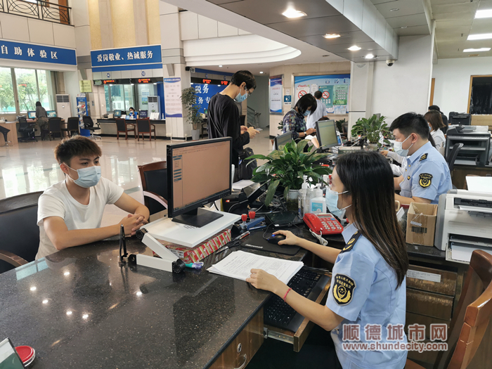 大良市監所審批服務窗口為群眾提供高效服務_副本.jpg