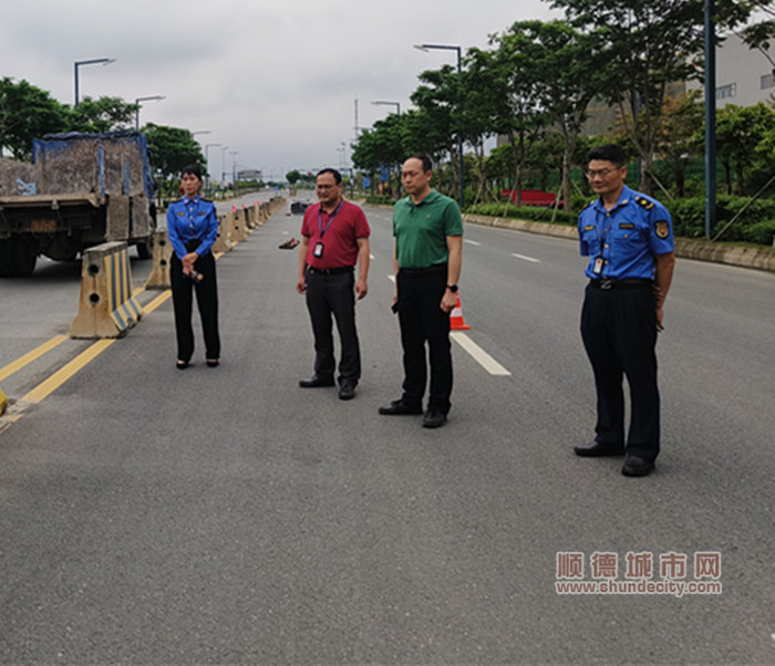 道路空間部件清理整治行動現(xiàn)場。.jpg