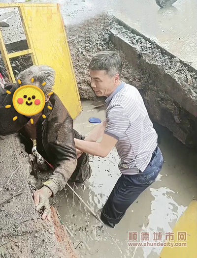 梁卓華毫不猶豫跳下水坑救人.jpg