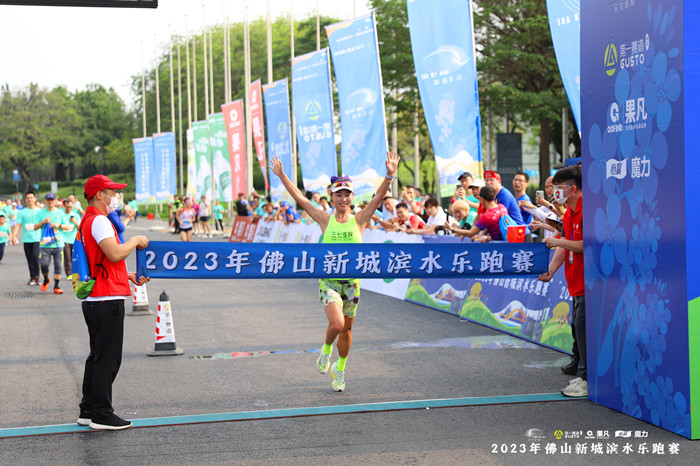 賽事設(shè)置10公里、歡樂(lè)跑兩個(gè)項(xiàng)目，讓市民群眾各得其樂(lè)。.jpg