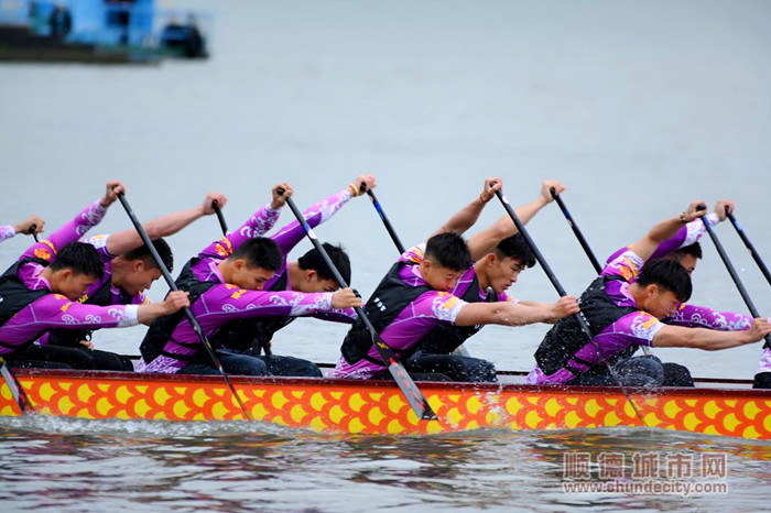 樂從羅浮宮龍舟隊隊員奮力劃槳。.jpg