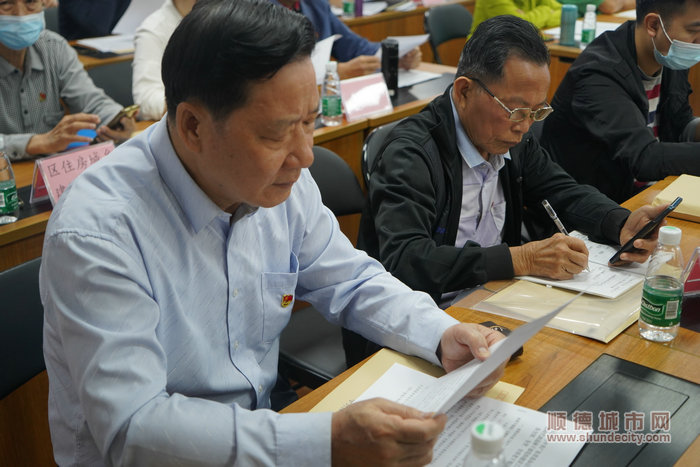 離退休干部認真聽取會議精神。.jpg
